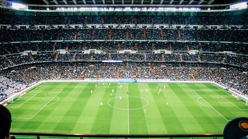 欧洲冠军联赛皇家马德里对阵拜仁慕尼黑的赛前预告图片，伯纳乌球场夜景